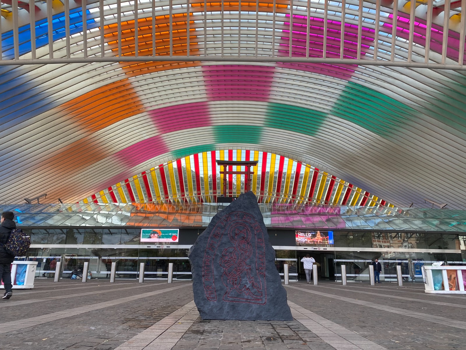 Runestone created for the launch of God Of War: Ragnarök at Liège-Guillemins Station, attracting attention from passersby