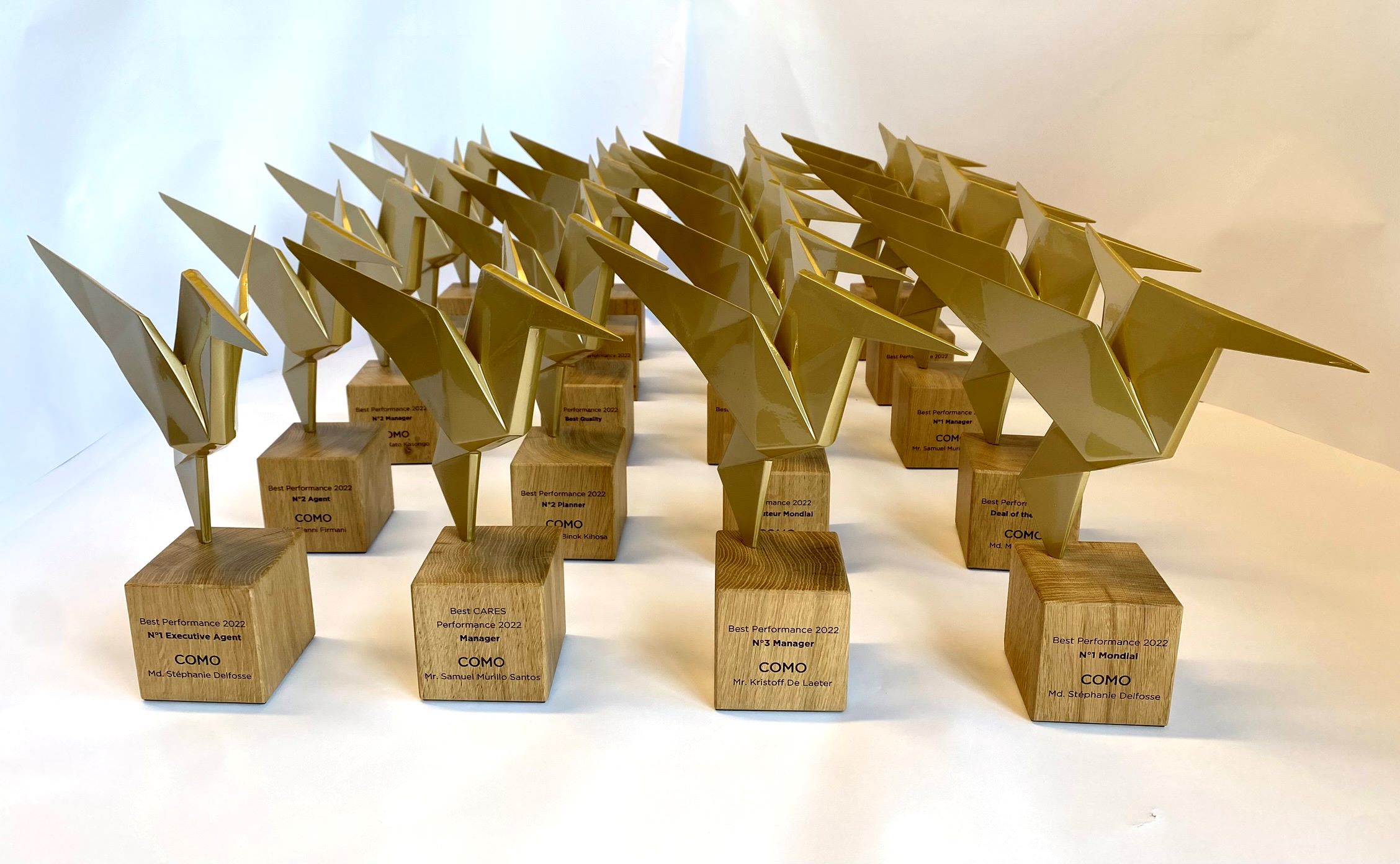 Series of golden trophies for Comopolis insurance company, cast in resin, mounted on oak wood blocks with laser engravings.
