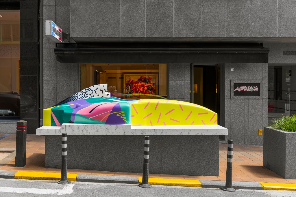 Colorful abstract sculpture by Antonio Marest in front of Cappeleschi Gallery, Knokke.